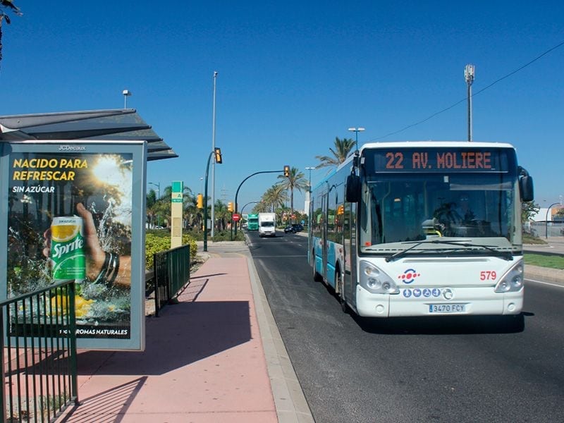 Autobus urbano en parada