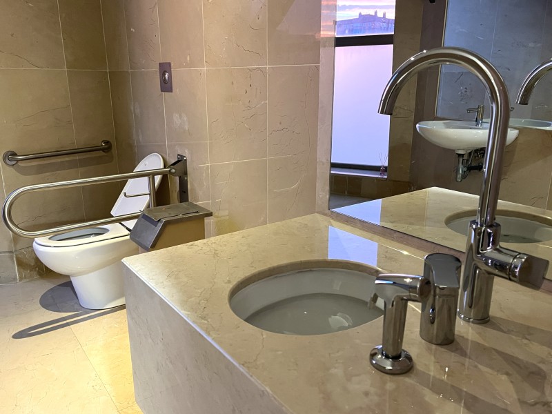 Baño adaptado para personas ostomizadas en FYCMA.